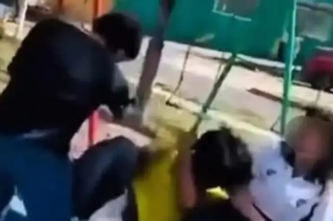 ¡Karate-Kid del Buenavista! Chamaco da golpiza a otro en Veracruz 